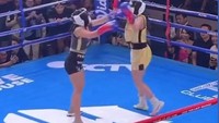 Laga keduanya berjalan panas. Baik Dinar Candy maupun Pamela Safitri, mereka saling berbalas pukulan. Namun, Dinar lebih mendominasi sejak awal ronde. (Foto: dok. tangkapan layar)