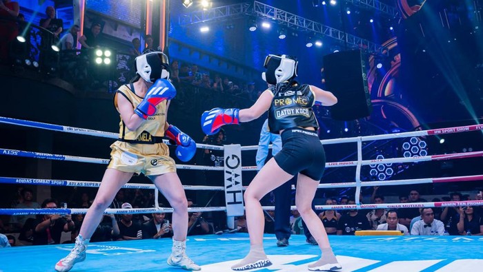 Pamela yang berpakaian kuning keemasan berupaya mempertahankan staminanya agar tidak tumbang. Tempo pertandingan pun cenderung cepat karena kedua perempuan tersebut saling berbalas pukulan. (Dok HSS 3 Bali)