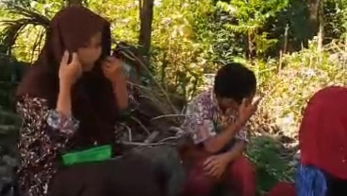 Tiga siswa Sekolah Dasar (SD) di Kabupaten Pangkep, Sulawesi Selatan (Sulsel) harus berjalan kaki sejauh 10 kilometer setiap hari menuju ke sekolah.