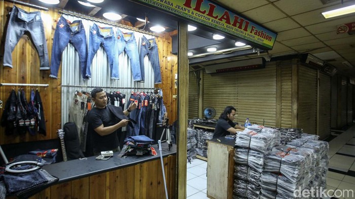 Pedagang Tanah Abang Mulai Jualan Online, Omzet Meningkat Pedagang Pasar Abang mulai melakukan penjualan online untuk menarik pembeli. Mereka melakukan live di jam-jam tertentu dan memberikan diskon.
