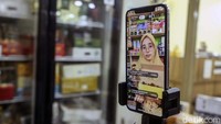 Salah satunya di Pasar Tanah Abang Blok C, sayup-sayup suara penjual melakukan spil barang di depan kamera. Toko yang menjual oleh-oleh haji itu kerap melakukan live di jam-jam tertentu.  