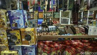 Pada jam tersebut penjual juga melakukan diskon, harga potongan itu juga tak berlaku jika pembeli datang ke toko langsung sehingga cukup menggoda pembeli.  