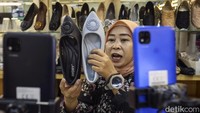 Sementera itu penjual di Pasar Tanah Abang Blok A dan B juga nampak mulai menjual pakaian hingga sepatu secara online. Seperti toko Ifory Blok A lantai 7 yang merasakan penjualan yang signifikan saat menjual sepatu secara online.  