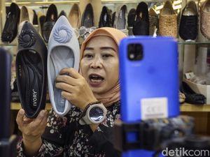 Siasat Pedagang Tanah Abang Jualan Online demi Pikat Pembeli