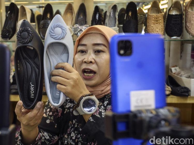 Siasat Pedagang Tanah Abang Jualan Online demi Pikat Pembeli