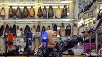 Sepinya pembeli membuatnya harus melakukan penjualan live hingga tiga akun sosial media, penjualannya pun cukup pesat.Seperti pada saat event tanggal dan bulan yang sama penjualan mencapai ratusan pasang sepatu.  