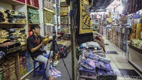 Meski begitu ada pula penjual yang kerap kesulitan saat menjual online, seperti penonton yang sepi hingga tak kunjung membeli meski telah lelah menunjukkan detail barang.   