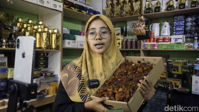 Pedagang Tanah Abang Mulai Jualan Online, Omzet Meningkat Pedagang Pasar Abang mulai melakukan penjualan online untuk menarik pembeli. Mereka melakukan live di jam-jam tertentu dan memberikan diskon.