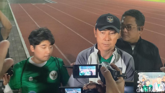 Pelatih Timnas U-23 Shin Tae-yong di Stadion Sriwedari Solo, Senin (11/9/2023).