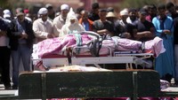 Korban tewas akibat gempa bumi disalatkan sebelum dimakamkan di Desa Moulay Brahim, Maroko.  