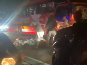Fakta-fakta Pemotor Hadang Bus Lawan Arah Berujung Dikeroyok