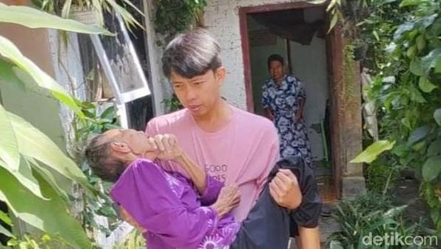 pemuda Banyuwangi merawat dua perempuan lansia berkebutuhan khusus dalam keterbatasan Ekonomi