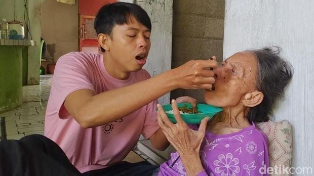pemuda Banyuwangi merawat dua perempuan lansia berkebutuhan khusus dalam keterbatasan Ekonomi