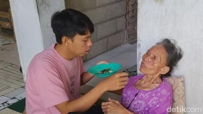 pemuda Banyuwangi merawat dua perempuan lansia berkebutuhan khusus dalam keterbatasan Ekonomi