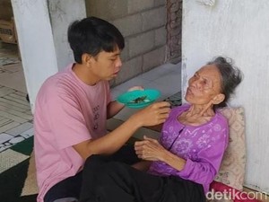 Kisah Pemuda Banyuwangi Banting Tulang Rawat Ibu Lumpuh dan Bibi Disabilitas
