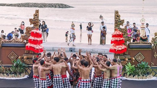 Pertunjukan tari kecak gratis di Discovery Mall Bali yang beralamat di Jl. Kartika Plaza, Kuta, Kecamatan Kuta, Kabupaten Badung, Bali. (Tangkapan layar ig Discovery Mall Bali)
