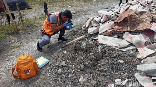 Petugas Inafis Polres Tabanan saat melakukan olah TKP pengeroyokan berdarah di lokasi proyek pembangunan vila di Tabanan, Bali.