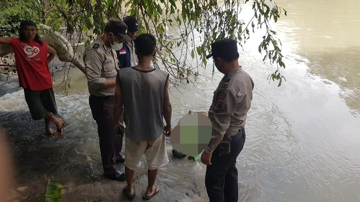 Petugas kepolisian mengevakuasi jasad Paimin, pensiunan pegawai BUMN yang ditemukan di sungai Bahbolon, Simalungun. (Istimewa)
