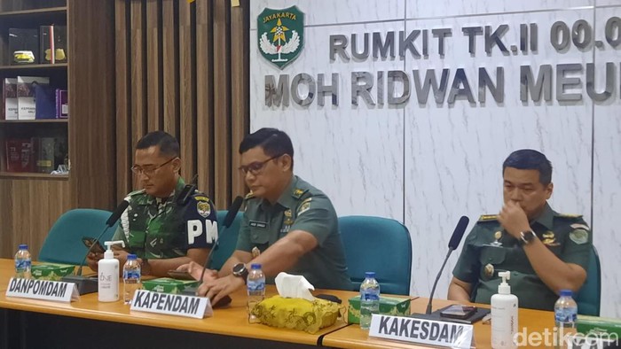 Pihak Kodam Jaya menjelaskan kecelakaan beruntun terjadi di Tol MBZ karena Lettu G yang mengendarai mobil melawan arah. Selain Lettu G, ada 3 orang terluka akibat kecelakaan tersebut. (Annisa AR/detikcom)