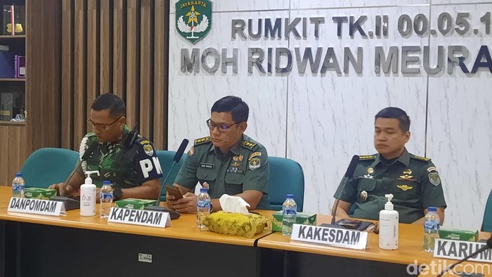 Pihak Kodam Jaya menjelaskan kecelakaan beruntun terjadi di Tol MBZ karena Lettu G yang mengendarai mobil melawan arah. Selain Lettu G, ada 3 orang terluka akibat kecelakaan tersebut. (Annisa AR/detikcom)