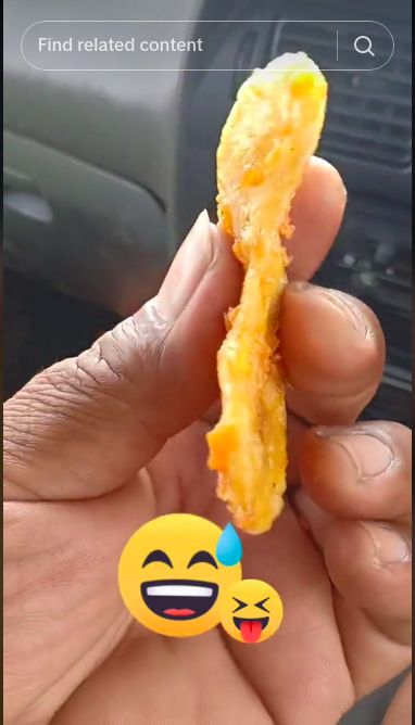 Pisang goreng ukuran kecil dan tipis.