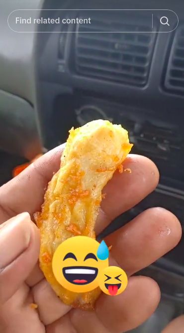 Pisang goreng ukuran kecil dan tipis.