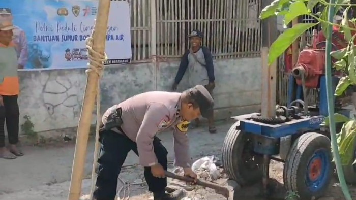 Polisi Indramayu saat membangun sumur bor