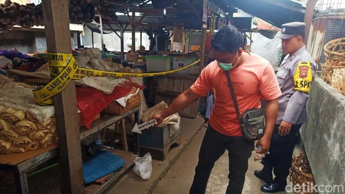 Polisi melakukan olah TKP di Pasar Amlapura untuk menyelidiki kasus pencurian di sana.