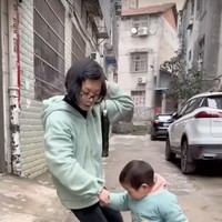 Ibu Pomelo diketahui terkena celebral palsy atau lumpuh otak. Hal itu menyebabkan pergerakan otot sang ibu jadi terbatas. Pomelo pun harus menuntunnya agar ibunya itu tidak terjatuh. Foto: South China Morning Post