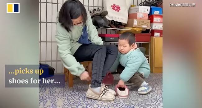 Momen saat Pomelo membantu mengambil dan memakaikan ibunya sepatu. Walaupun masih sangat kecil, namun Pomelo mengerjakan semuanya tanpa mengeluh. Foto: South China Morning Post