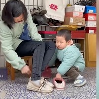 Momen saat Pomelo membantu mengambil dan memakaikan ibunya sepatu. Walaupun masih sangat kecil, namun Pomelo mengerjakan semuanya tanpa mengeluh. Foto: South China Morning Post