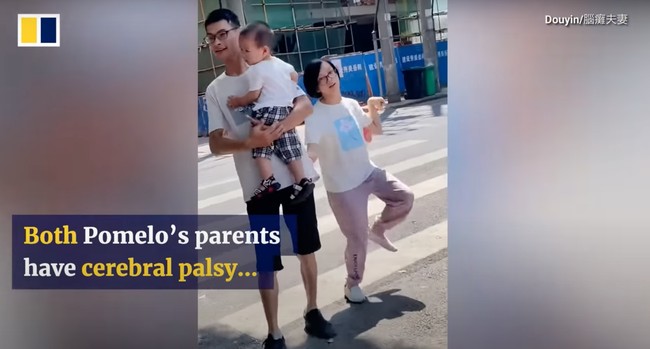 Kedua orangtua Pomelo sama-sama mengidap celebral palsy atau lumpuh otak. Hal itu membuat Pomelo terbiasa mandiri dan membantu berbagai pekerjaan rumah. Foto: South China Morning Post