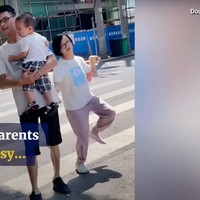 Kedua orangtua Pomelo sama-sama mengidap celebral palsy atau lumpuh otak. Hal itu membuat Pomelo terbiasa mandiri dan membantu berbagai pekerjaan rumah. Foto: South China Morning Post