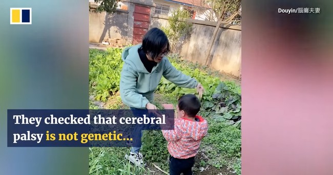 Awalnya pernikahan kedua orangtua Pomelo tidak disetujui oleh keluarga. Namun setelah melihat bahwa orangtua Pomelo bisa membesarkan anak, pihak keluarga pun setuju. Selain itu mereka juga sudah mengecek bahwa celebral palsy bukan penyakit genetik atau turunan. Foto: South China Morning Post