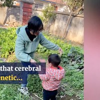 Awalnya pernikahan kedua orangtua Pomelo tidak disetujui oleh keluarga. Namun setelah melihat bahwa orangtua Pomelo bisa membesarkan anak, pihak keluarga pun setuju. Selain itu mereka juga sudah mengecek bahwa celebral palsy bukan penyakit genetik atau turunan. Foto: South China Morning Post