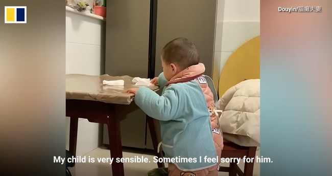 Momen saat Pomelo membantu membersihkan rumah. Bikin salut, bocah 2 tahun itu tampak sudah cukup mahir. Foto: South China Morning Post