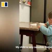 Momen saat Pomelo membantu membersihkan rumah. Bikin salut, bocah 2 tahun itu tampak sudah cukup mahir. Foto: South China Morning Post