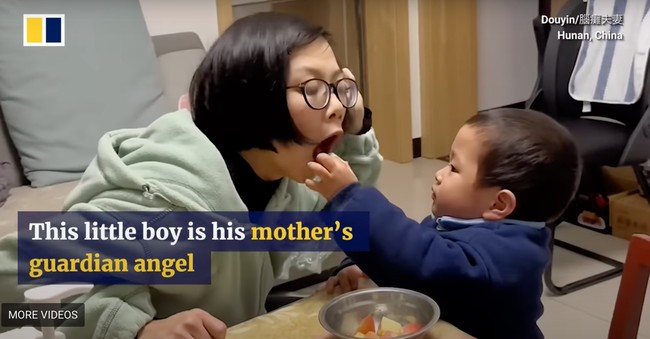 Melansir South China Morning Post, video yang memperlihatkan bocah laki-laki 2 tahun mengurus ibunya yang memiliki disabilitas belakangan menjadi viral dan berhasil membuat banyak orang terharu. Walaupun masih kecil, namun bocah laki-laki yang diketahui bernama Pomelo itu sudah bisa membantu merawat ibunya. Foto: South China Morning Post
