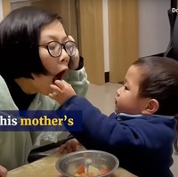 Melansir South China Morning Post, video yang memperlihatkan bocah laki-laki 2 tahun mengurus ibunya yang memiliki disabilitas belakangan menjadi viral dan berhasil membuat banyak orang terharu. Walaupun masih kecil, namun bocah laki-laki yang diketahui bernama Pomelo itu sudah bisa membantu merawat ibunya. Foto: South China Morning Post