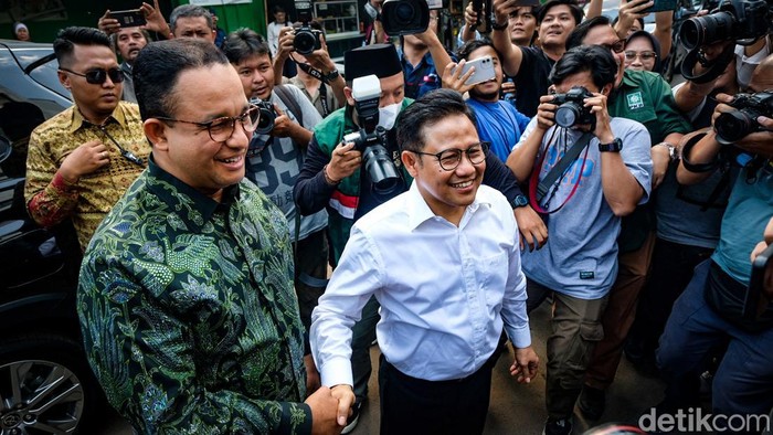 Potret Anies Berbatik Hijau ke Markas PKB, Disambut Cak Imin Bacapres Anies Baswedan tiba ke kantor DPP PKB, Jakarta. Ia disambut Ketum PKB yang juga bacawapres, Muhaimin Iskandar (Cak Imin), Senin (11/9/2023).
