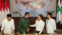 Keduanya berbincang dan juga berjabat tangan setibanya di markas PKB.  