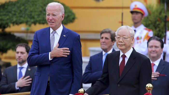 Presiden AS Joe Biden bersama Ketua Partai Komunis Vietnam Nguyen Phu Trong (Luong Thai Linh/Pool Photo via AP)
