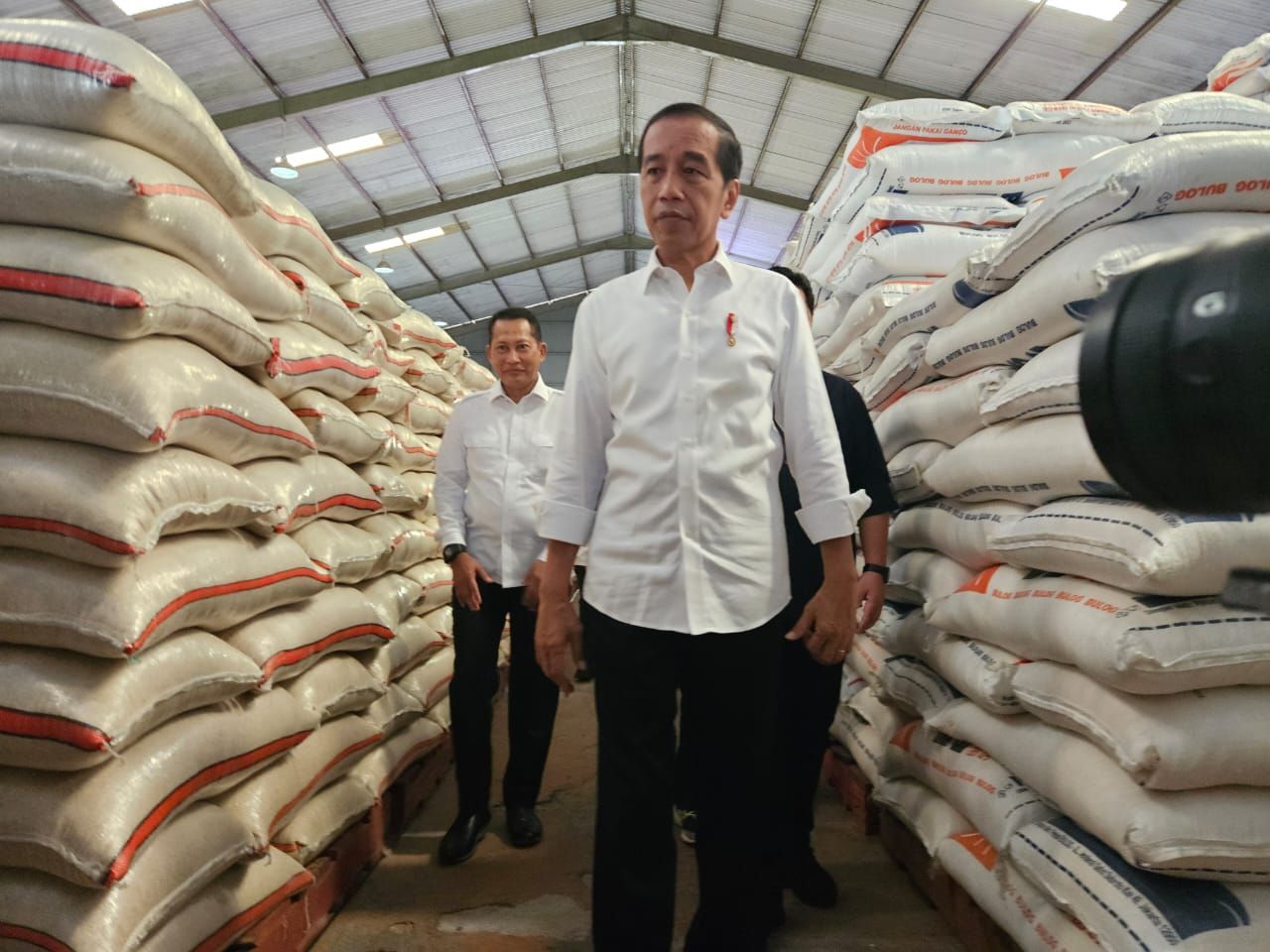 Presiden Joko Widodo melakukan tinjauan ke gudang Perum Bulog di Dramaga, Kabupaten Bogor, Jawa Barat, Senin (11/9/2023). (Dok. Istimewa)