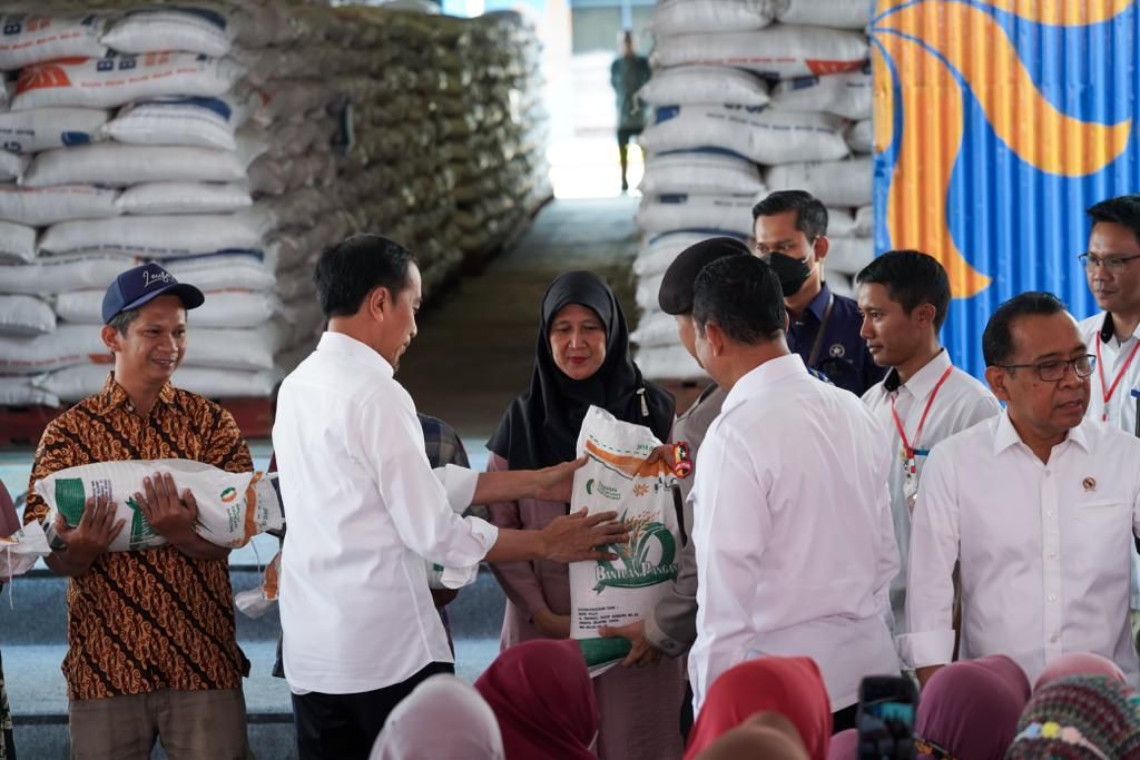 Presiden Joko Widodo meninjau langsung bantuan pangan cadangan beras pemerintah di Gudang Bulog DKI Jakarta-Banten yang berlokasi di Kelapa Gading, Senin (11/9/23). (Dok. Humas BUMN)