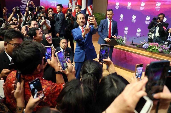 Presiden Joko Widodo didampingi Menteri Luar Negeri Retno Marsudi dan Menko Perekonomian Airlangga Hartarto pada konferensi pers penutupan KTT ke-43 ASEAN 2023 di JCC, Jakarta, Kamis (7/9)