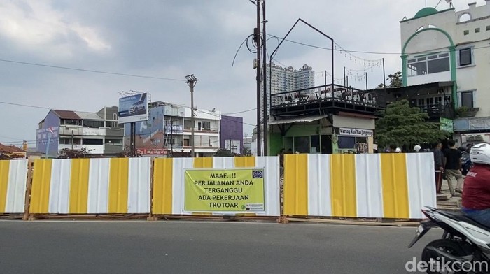 Proyek pelebaran trotoar di Simpang Ramanda, Depok