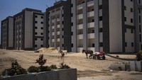 Namun hingga kini bangunan tempat tinggal tersebut selesai dibangun, belum ada kabar mengenai siapa yang memenuhi syarat untuk dapat menempati 1.400 unit apartemen itu. (AP Photo/Fatima Shbair)  