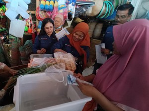 Gerebek Pasar di Karanglewas, BRI Sosialisasikan Transaksi QRIS