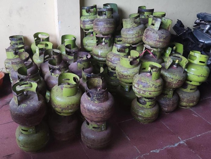 Puluhan tabung gas melon digelapkan seorang sopir truk stasiun elpiji