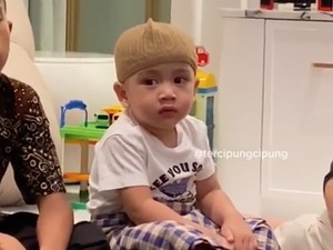 Gaya Rayyanza Cipung Ikut Pengajian, Bikin Gemas Pakai Peci & Sarung